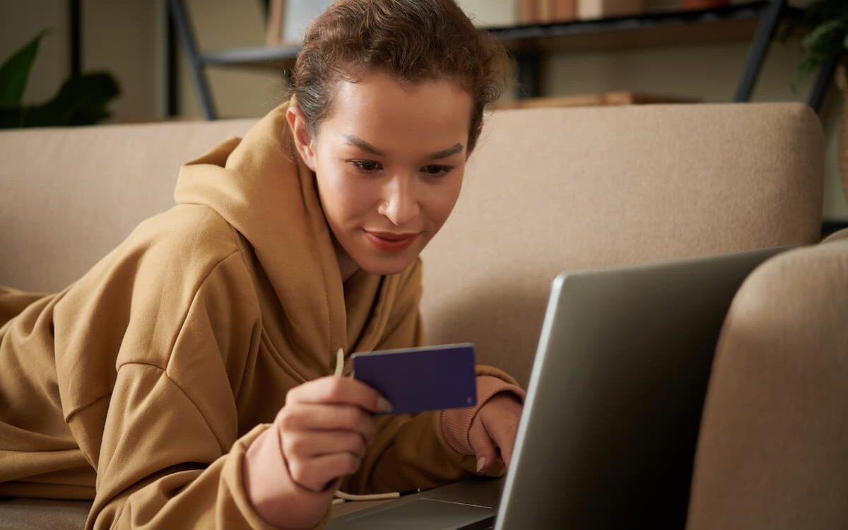 Mujer pagando en línea en una laptop.